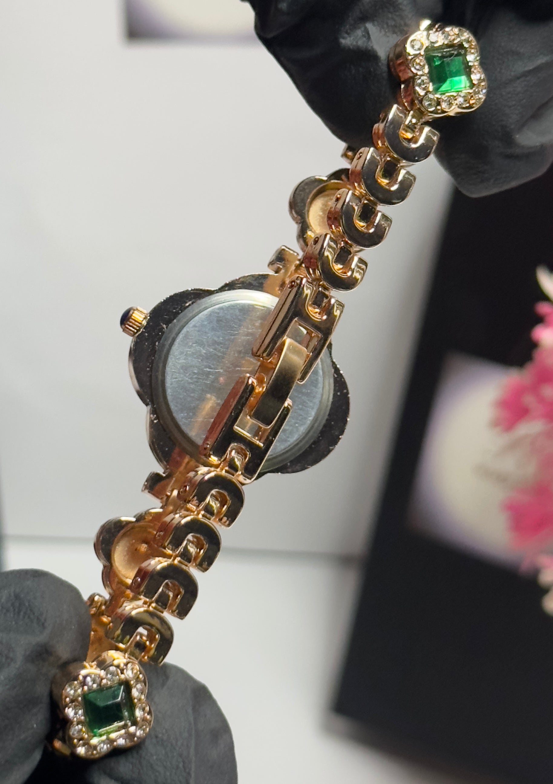 Emerald Clover Luxury Women’s Bracelet Watch – Crystal-Stone Gold Timepiece