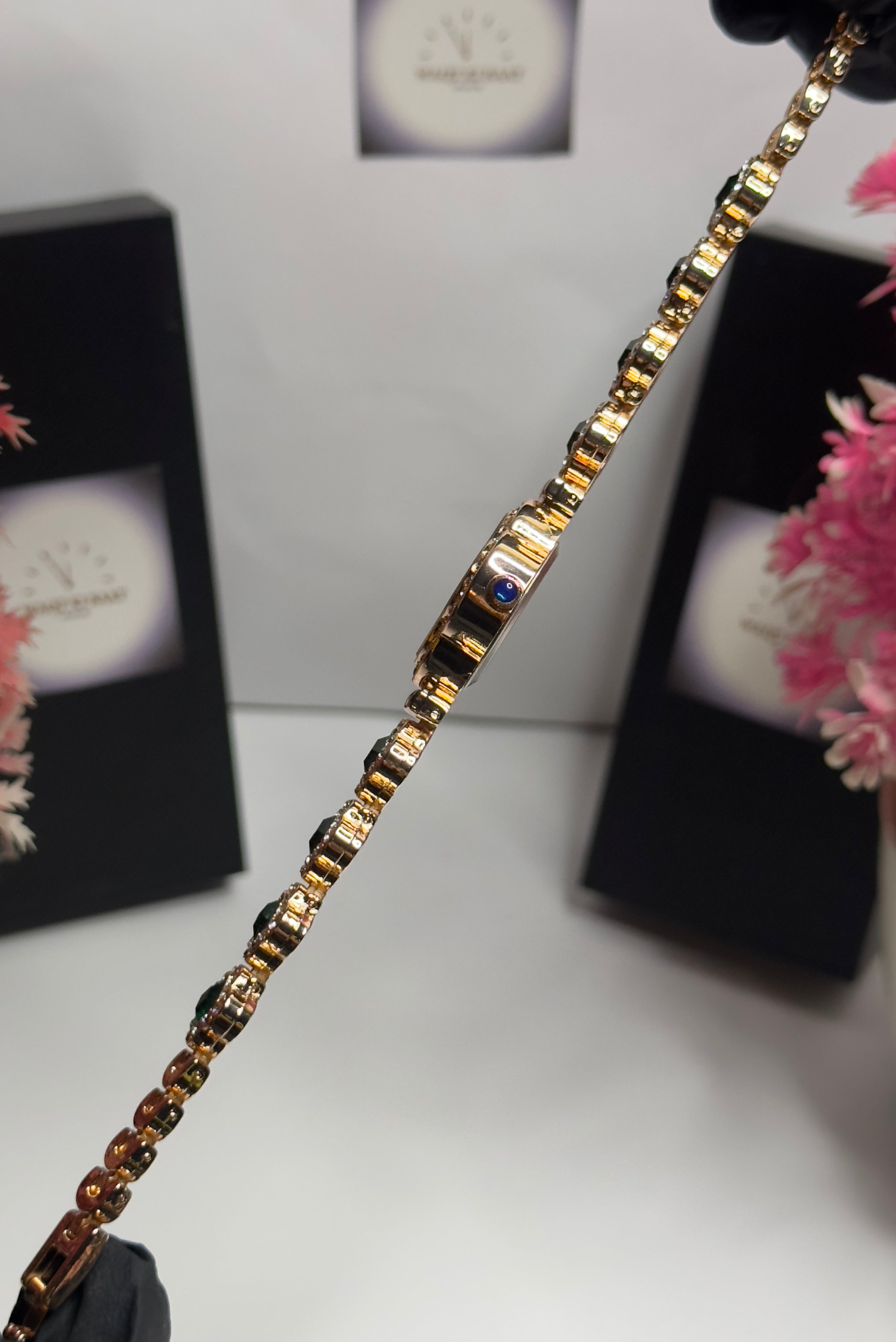 Emerald Clover Luxury Women’s Bracelet Watch – Crystal-Stone Gold Timepiece