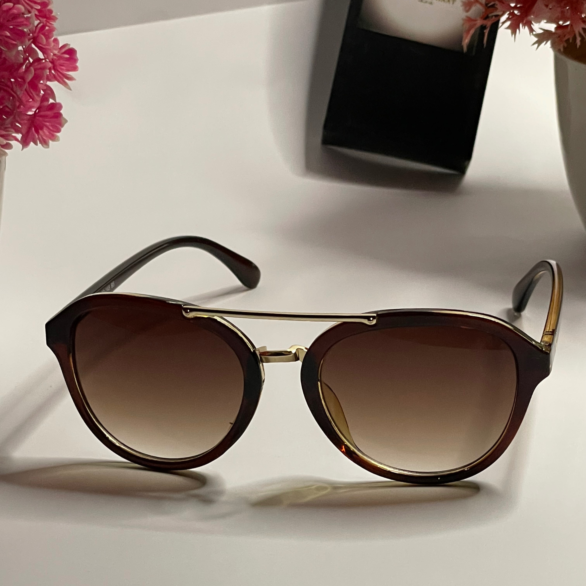 Vintage Brown Gradient Round Sunglasses – Gold Accent Frame